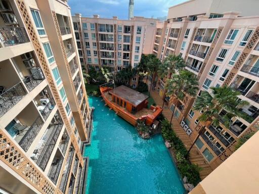 Beautiful 2 bedroom condo with pool view