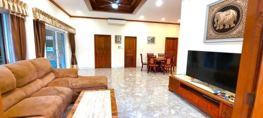 Family house with swimming pool for sale