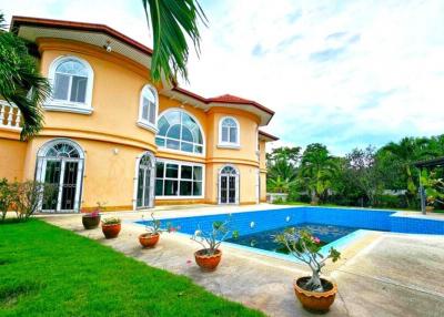 Great pool villa with large garden