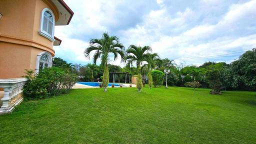 Great pool villa with large garden