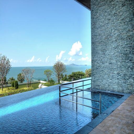 Luxury beachfront condo with seaview