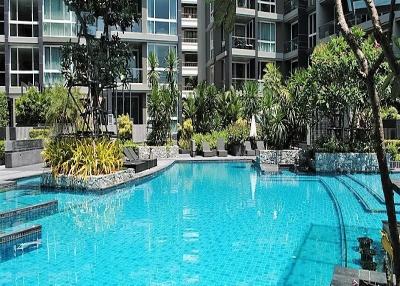 Splendid 3 bedroom condo with pool view