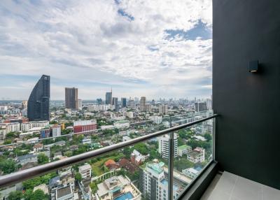 ให้เช่า คอนโดหรู Duplex Penthouse 2 ห้องนอน ติดถนน ใกล้บีทีเอสพร้อมพงษ์