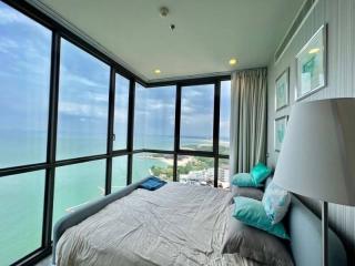 Generous duplex 2-bedroom with sea view