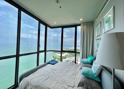 Generous duplex 2-bedroom with sea view