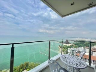 Generous duplex 2-bedroom with sea view