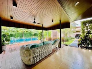 Single house for sale in Pattaya, Huai Yai, with furniture, fully decorated, and private swimming pool.