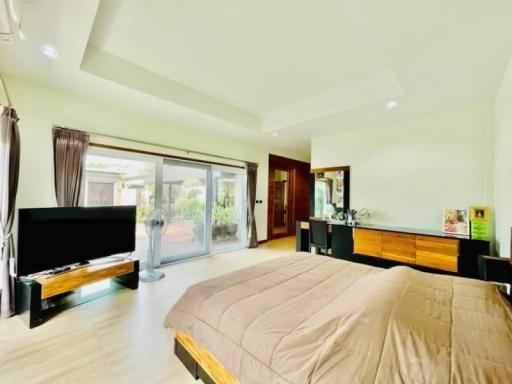 Single house for sale in Pattaya, Huai Yai, with furniture, fully decorated, and private swimming pool.