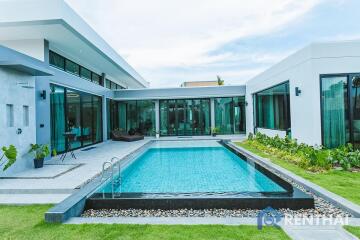 Tropical villa nearby the beach at Pattaya