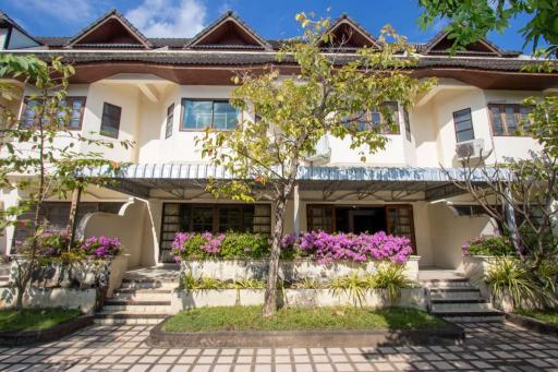 The Hill Place: 5-Bed, 7-Bath Rental, Chang Phueak