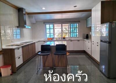 4-bedroom house in compound for sale on Ramkhamhaeng 164