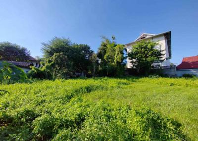 Nestled near Suthep Subdistrict Municipality and Rumpaeng Temple, this 265 sqw. the land boasts an optimal location for your investment. 10.335M THB