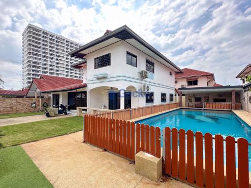 4 Bedrooms House in Royal Park Village Jomtien H011270