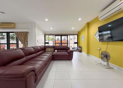 4 Bedrooms House in Royal Park Village Jomtien H011270