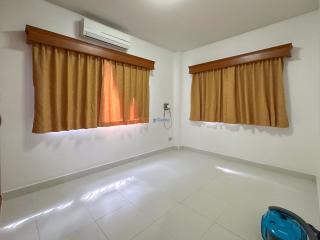 4 Bedrooms House in Royal Park Village Jomtien H011270