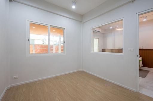 For Sale Bangkok Town House Rachadapisek MRT Huai Khwang Huai Khwang