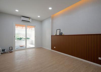 For Sale Bangkok Town House Rachadapisek MRT Huai Khwang Huai Khwang