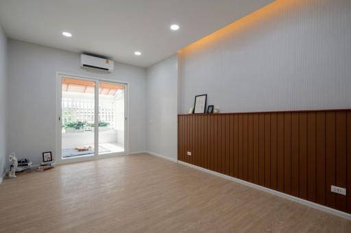 For Sale Bangkok Town House Rachadapisek MRT Huai Khwang Huai Khwang