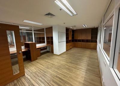 For Rent and sale Bangkok Office Sukhumvit BTS Ekkamai Watthana