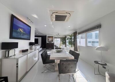 3 bed Condo in Sathorn Gardens Thungmahamek Sub District C020546