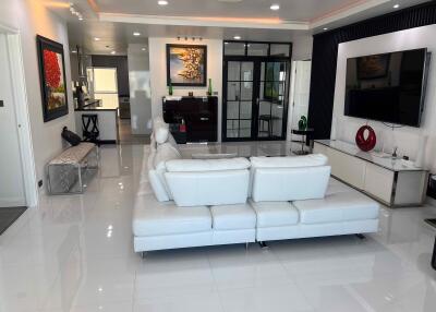 3 bed Condo in Sathorn Gardens Thungmahamek Sub District C020546