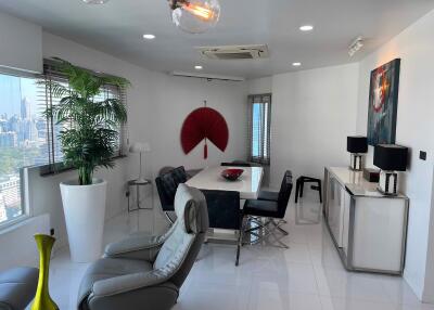 3 bed Condo in Sathorn Gardens Thungmahamek Sub District C020546