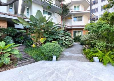 Exquisite 3-Story, 4-Bedroom Haven in a Private Oasis - Recently Renovated, Steps Away from the French International School! - 920071058-280