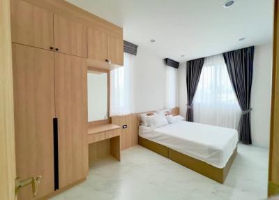 Pool Villa house for sale in Pattaya, great location, fully furnished, convenient travel, Chonburi.