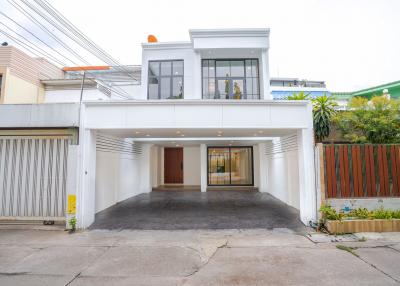 4 bed House Khlong Tan Nuea Sub District H020559