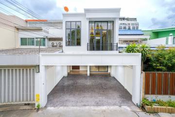 4 bed House Khlong Tan Nuea Sub District H020559