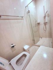 2 bed Condo in Q Langsuan Lumphini Sub District C013270