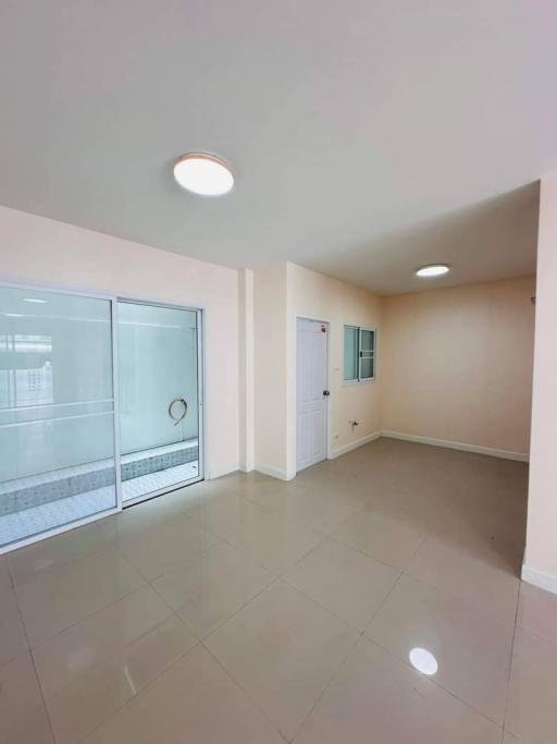 Townhouse for sale in Sriracha, Chakkho, The Central 1, minimalist style, near J-Park Sriracha mall.