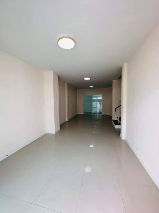 Townhouse for sale in Sriracha, Chakkho, The Central 1, minimalist style, near J-Park Sriracha mall.