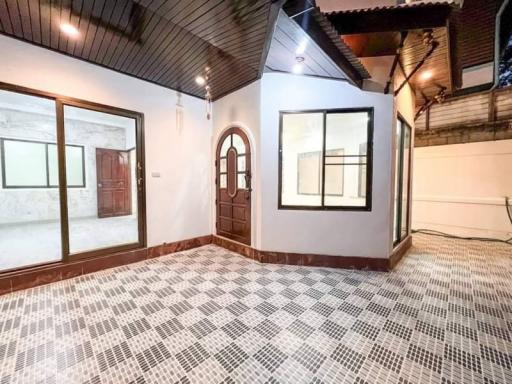Single house for sale in Pattaya, Bang Lamung, beautifully decorated, convenient travel, near Rong Mai Match intersection.