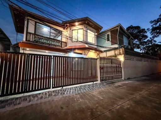 Single house for sale in Pattaya, Bang Lamung, beautifully decorated, convenient travel, near Rong Mai Match intersection.