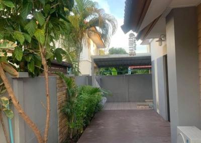 Semi-detached house for sale in Chonburi, Huai Kapi, Country Park Village 3, convenient travel, complete with furniture.