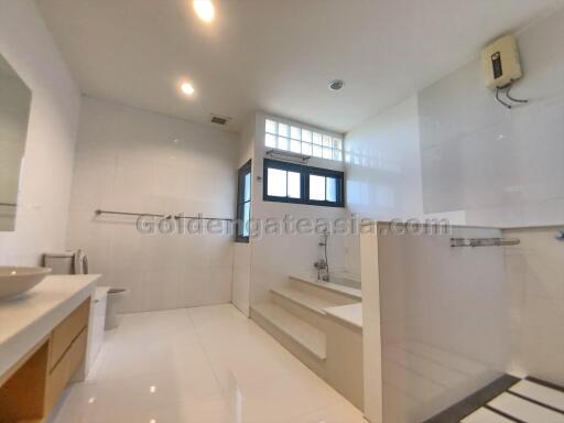 4-Bedrooms single house with garden in secure compound - Sathorn