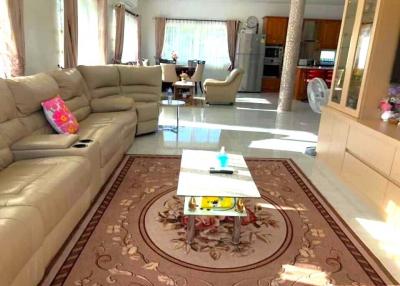 Detached family home with pool in Na-Jomtien