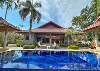 Private Pool villa with 3 bedrooms for sale in Rawai