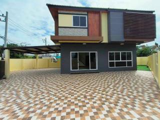 Single house for sale, Mueang Chonburi, Huai Kapi, convenient travel, near tourist attractions.