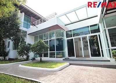 700 Sqm., 4 Beds Townhouse listed for ฿ 29,000,000.