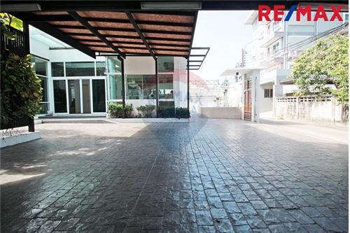 700 Sqm., 4 Beds House listed for ฿ 29,000,000.