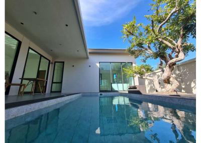 Modern tropical style pool villa in Bang Saray