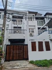 Bangkok Town House  Inthra Phon