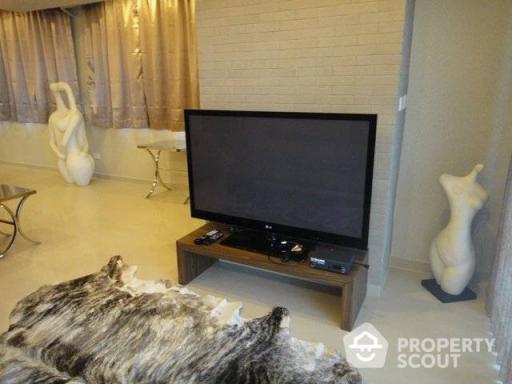 2-BR Condo at Baan Prompong Condominium near MRT Phetchaburi (ID 513487)