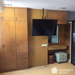 1-BR Condo at Supalai Place Sukhumvit 39 near BTS Phrom Phong (ID 560346)