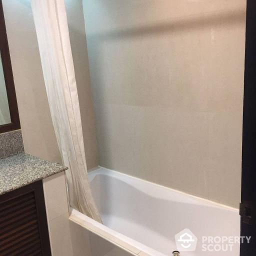 1-BR Condo at Supalai Place Sukhumvit 39 near BTS Phrom Phong (ID 560346)