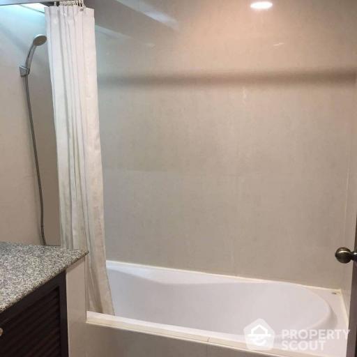 1-BR Condo at Supalai Place Sukhumvit 39 near BTS Phrom Phong (ID 560346)