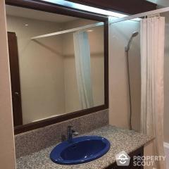 1-BR Condo at Supalai Place Sukhumvit 39 near BTS Phrom Phong (ID 560346)