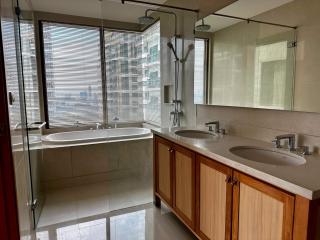 2 bed Condo in The Emporio Place Khlongtan Sub District C020600
